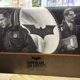 Hottoys MMS275 Batman Begins Armory Bruce Wayne Alfred John Blake Jim Gordon Bat-Signal